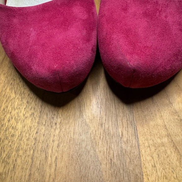 Nine West Ruby‑Red Suede Heels – Size 7M – Rhinestone Detail - Picture 4 of 9